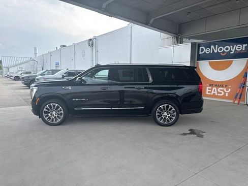 Used 2025 GMC Yukon XL Denali AWD/4WD image 7