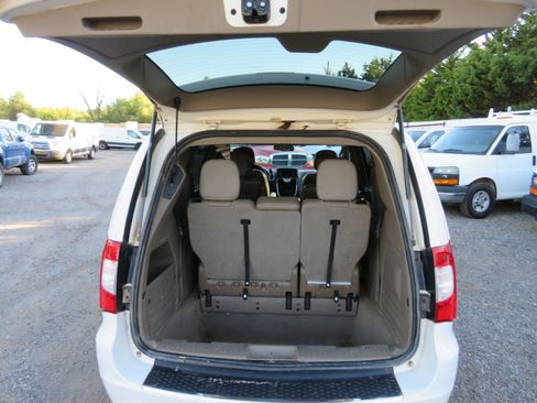 Used 2013 Chrysler Town & Country Touring image 16
