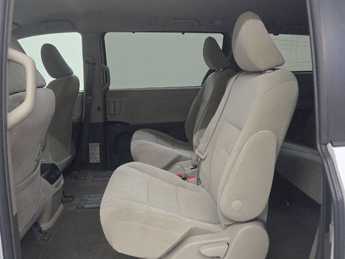 Used 2018 Toyota Sienna LE w/ Carpet Mat Package FWD image 11