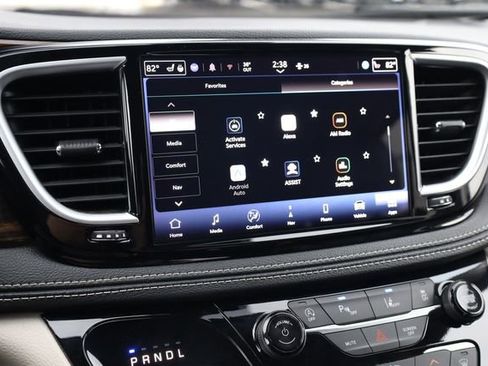 Used 2024 Chrysler Pacifica Limited image 17