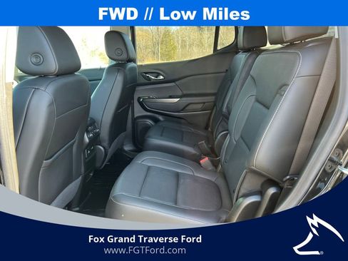 Used 2023 GMC Acadia SLT image 4