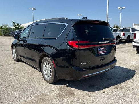 Used 2022 Chrysler Pacifica Touring-L FWD image 3