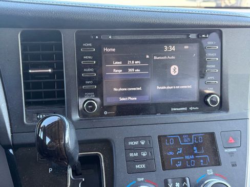 Used 2018 Toyota Sienna XLE FWD image 18