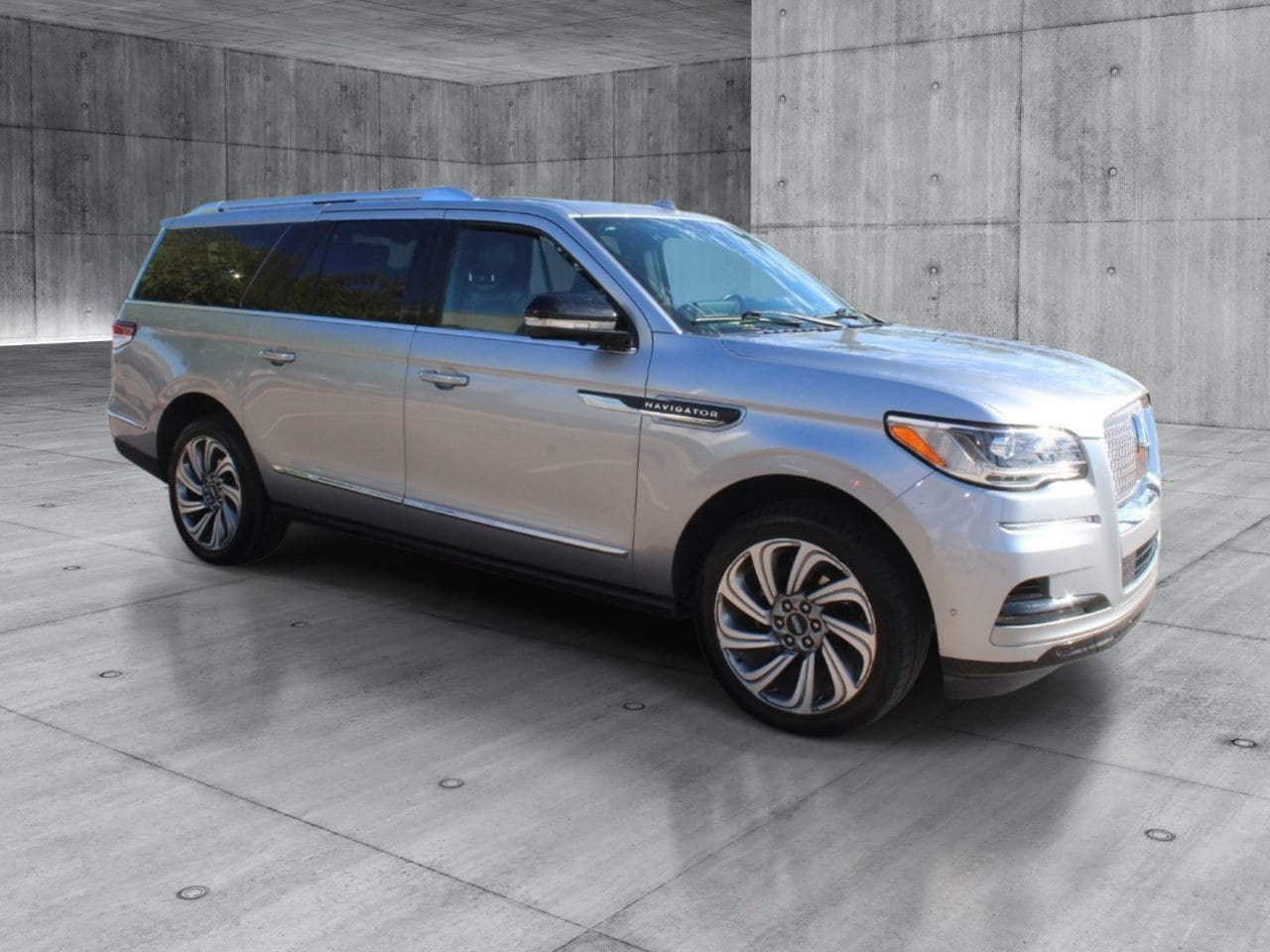 Used 2024 Lincoln Navigator L 4WD image 8