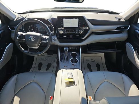 Used 2022 Toyota Highlander XLE image 12