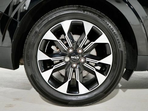 Used 2023 Kia Carnival EX image 35