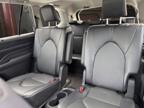 Used 2022 Toyota Sienna XLE Woodland Edition AWD/4WD image 12