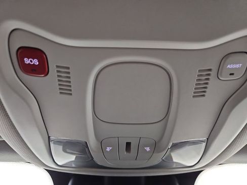 Used 2021 Jeep Renegade Latitude w/ Luxury Group I image 43