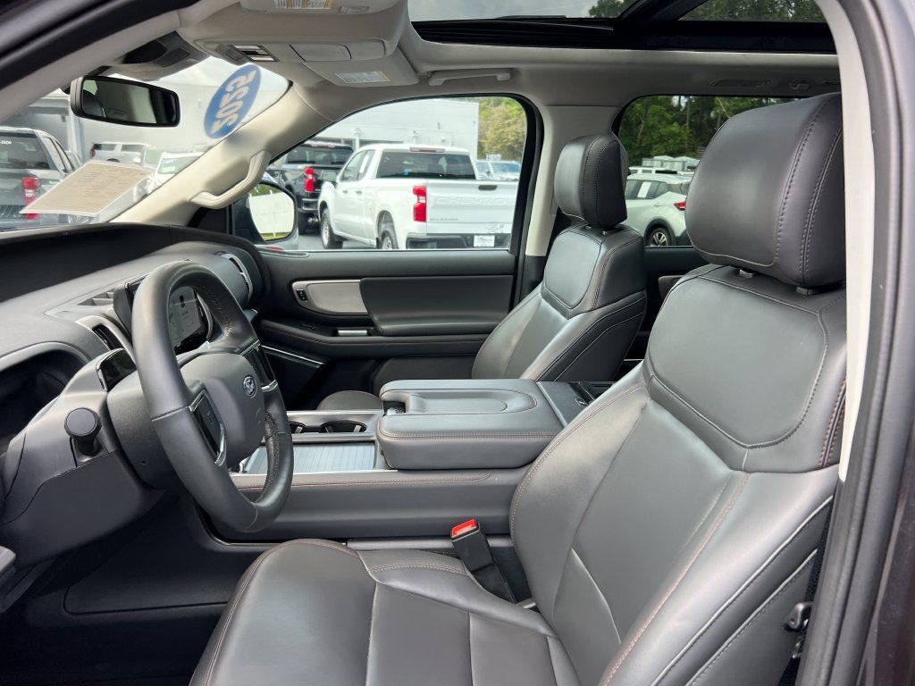 Used 2025 Ford Expedition Active RWD image 11
