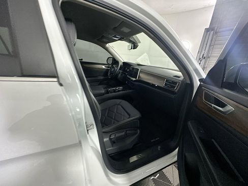 Used 2024 Volkswagen Atlas SE image 33