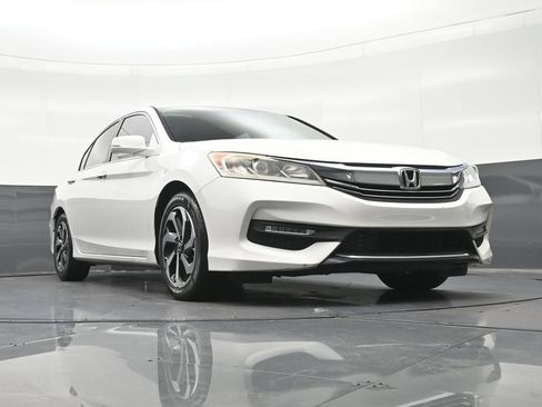 Used 2017 Honda Accord EX image 30