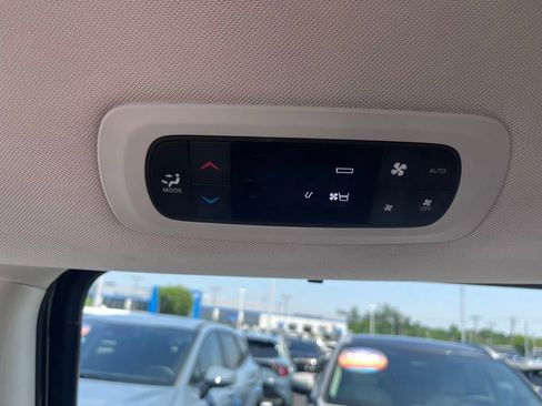 Used 2023 Chrysler Pacifica Touring-L FWD image 19