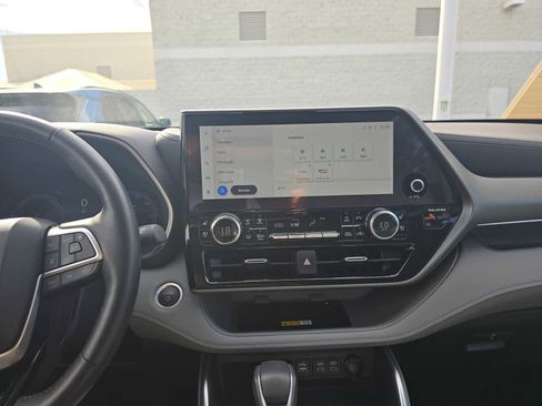 Used 2024 Toyota Highlander Limited image 28