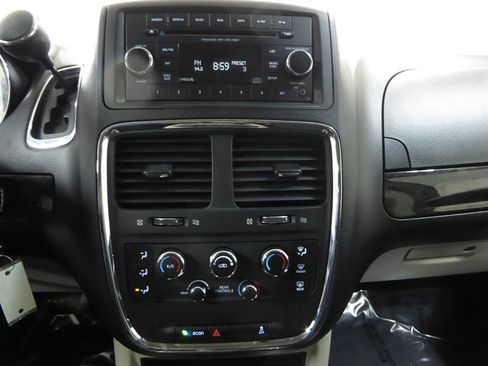 Used 2016 Dodge Grand Caravan SXT image 15