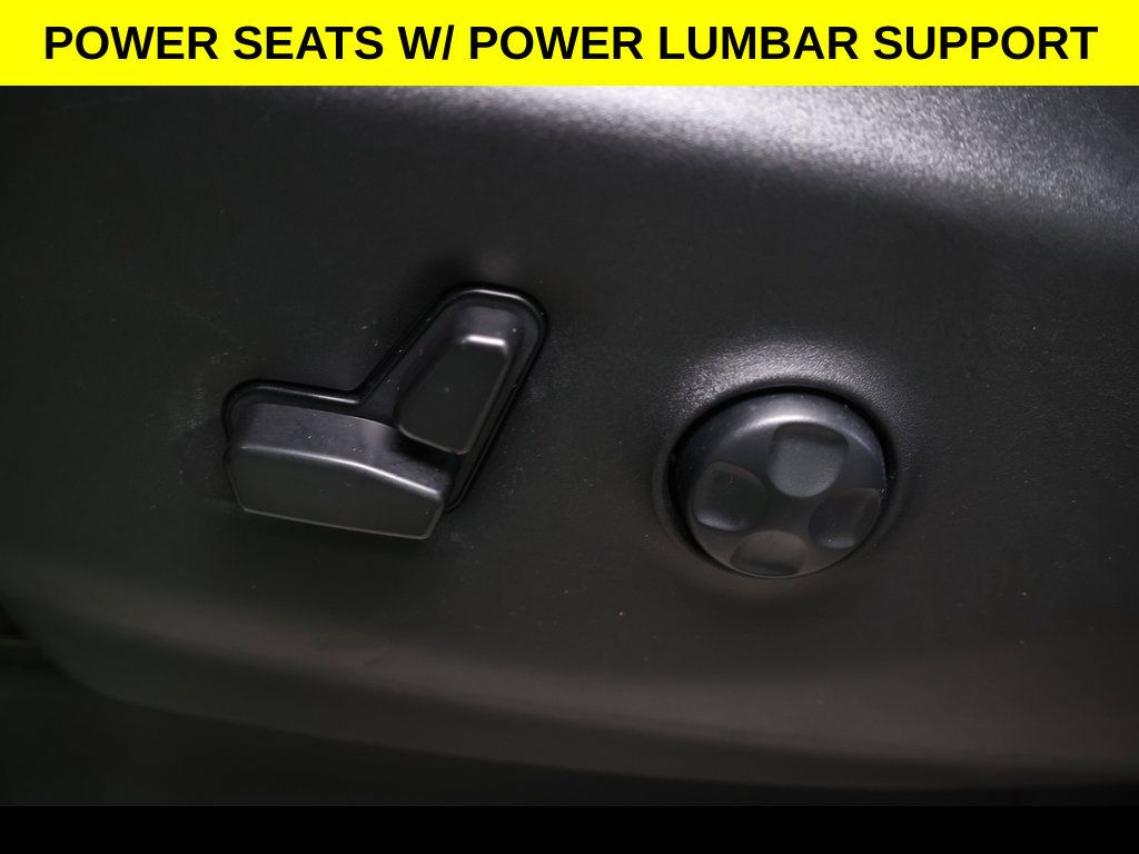 Used 2023 Chrysler Voyager LX FWD image 4