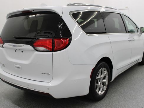 Used 2018 Chrysler Pacifica Limited w/ Advanced Safetytec Group FWD image 5