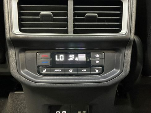 Used 2025 Volkswagen Atlas SEL AWD/4WD image 36
