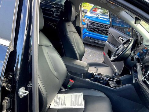 Used 2023 Kia Sportage EX image 7