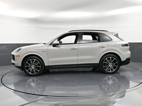 Certified 2026 Porsche Cayenne E-Hybrid AWD/4WD image 2