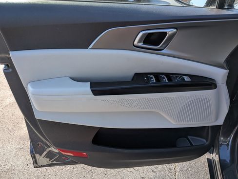 Used 2024 Kia Carnival LX image 11