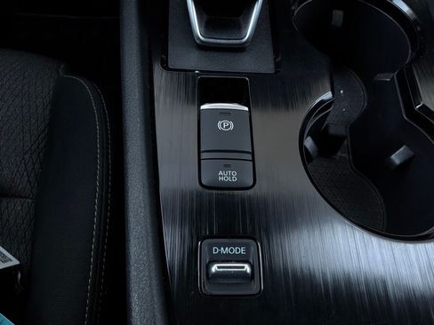Used 2025 Nissan Rogue SV FWD image 25