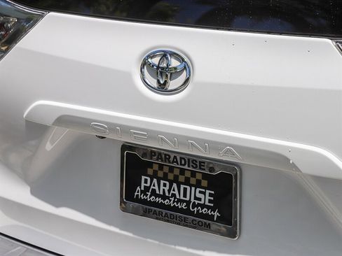 Used 2017 Toyota Sienna SE FWD image 13