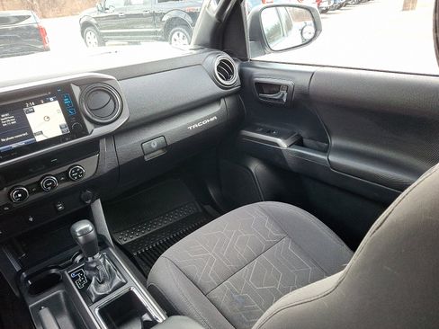 Used 2017 Toyota Tacoma TRD Off-Road image 16