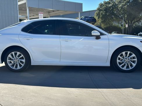 Used 2021 Toyota Camry LE image 4