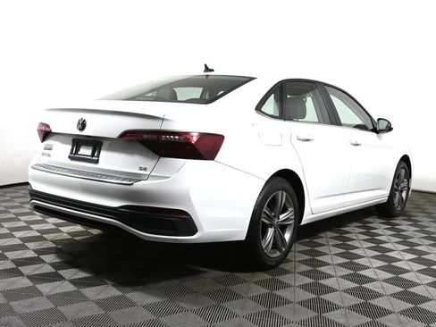 Used 2024 Volkswagen Jetta SE FWD image 11