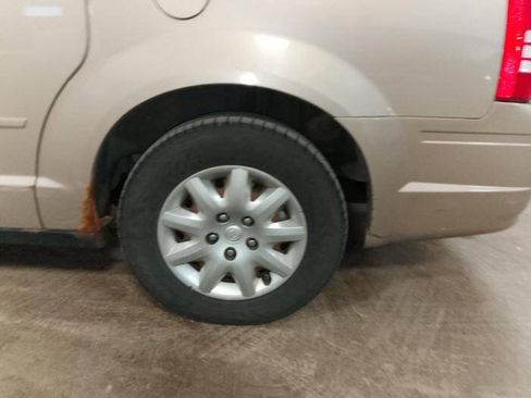 Used 2009 Chrysler Town & Country LX FWD image 11