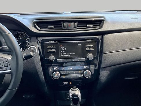 Used 2017 Nissan Rogue SV FWD image 7