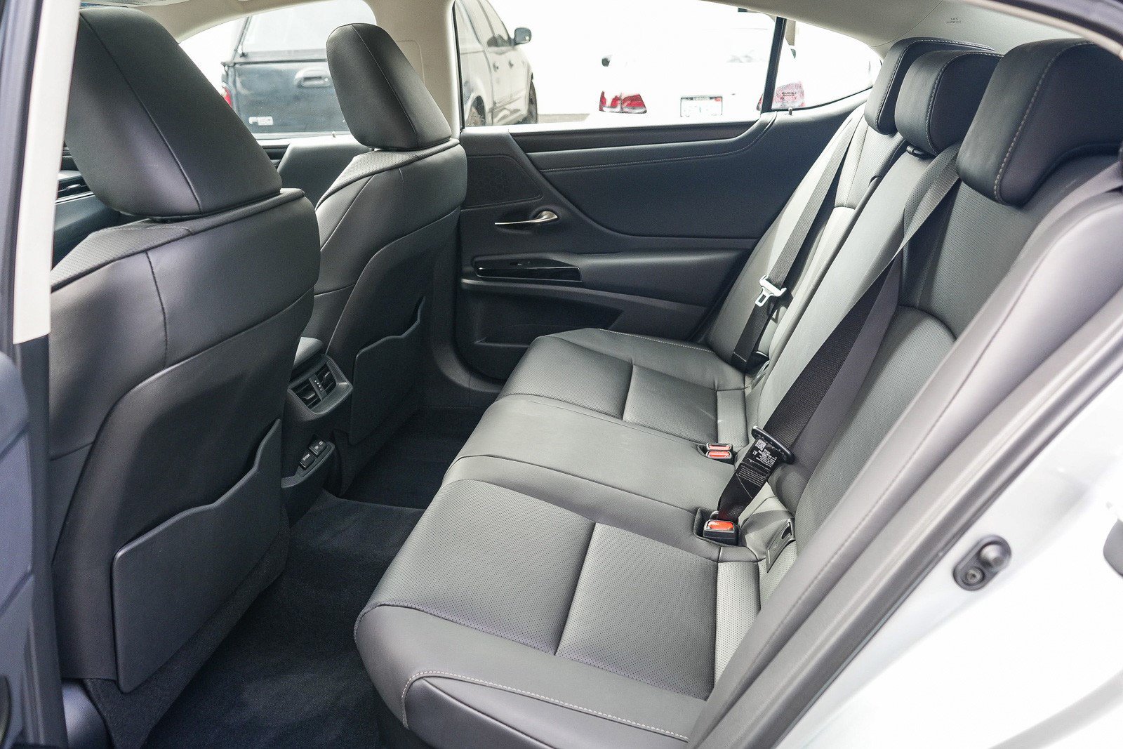Used 2025 Lexus ES 300h w/ Premium Package FWD image 18