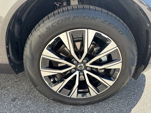 Used 2023 Volvo XC60 B5 Plus AWD/4WD image 9
