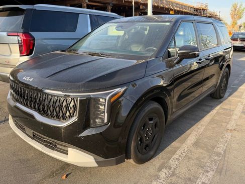 Used 2025 Kia Carnival image 3