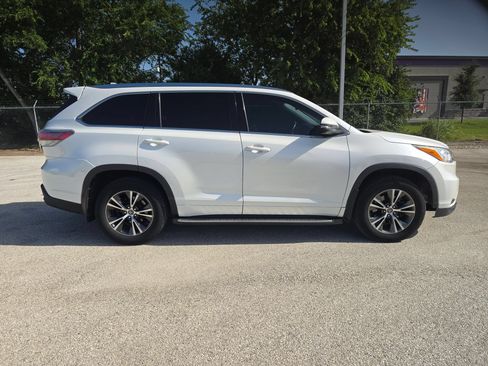Used 2016 Toyota Highlander XLE FWD image 2