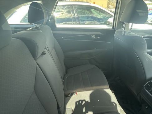 Used 2019 Kia Sorento S image 9