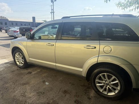 Used 2013 Dodge Journey SXT w/ Flexible Seating Group image 3