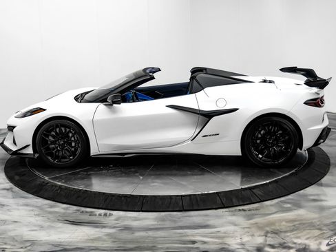 Used 2025 Chevrolet Corvette Z06 w/ Z07 Performance Package RWD image 8