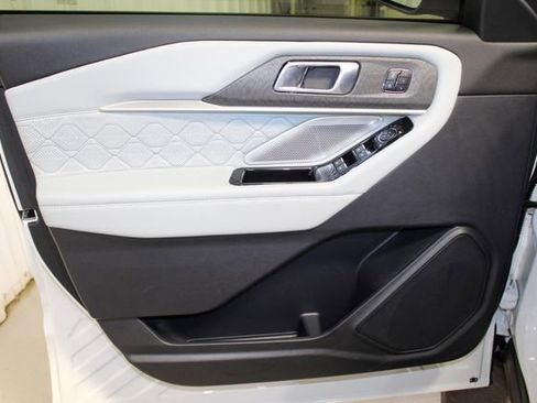 Used 2025 Ford Explorer Platinum w/ Ultimate Package image 9