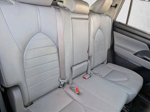 Used 2020 Toyota Highlander XLE FWD image 18