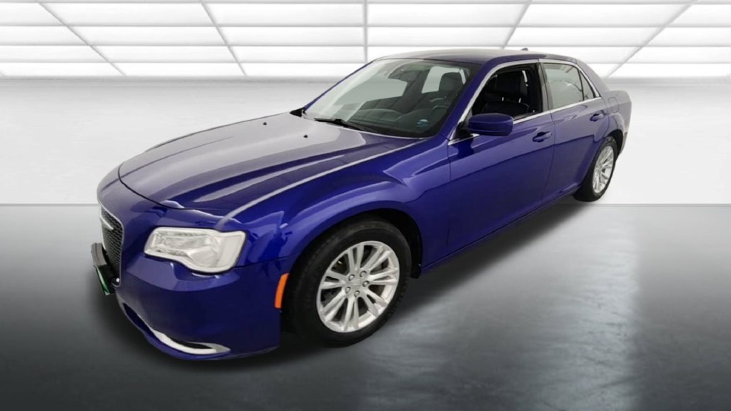 Used 2018 Chrysler 300 Touring L RWD image 3