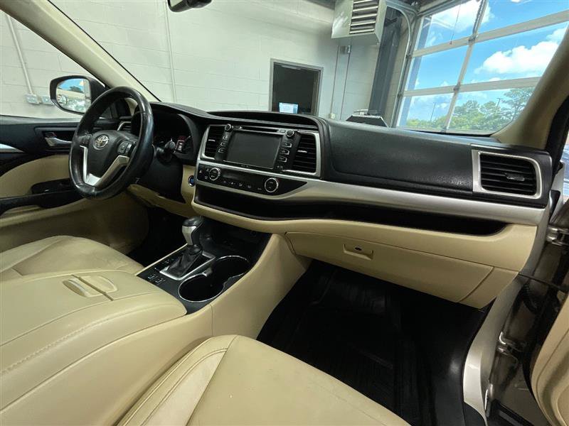 Used 2015 Toyota Highlander XLE FWD image 35