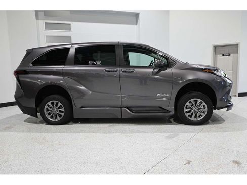 Used 2023 Toyota Sienna LE FWD image 5