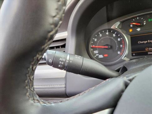 Used 2023 GMC Acadia SLT image 16