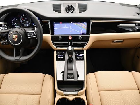 Used 2025 Porsche Macan image 19