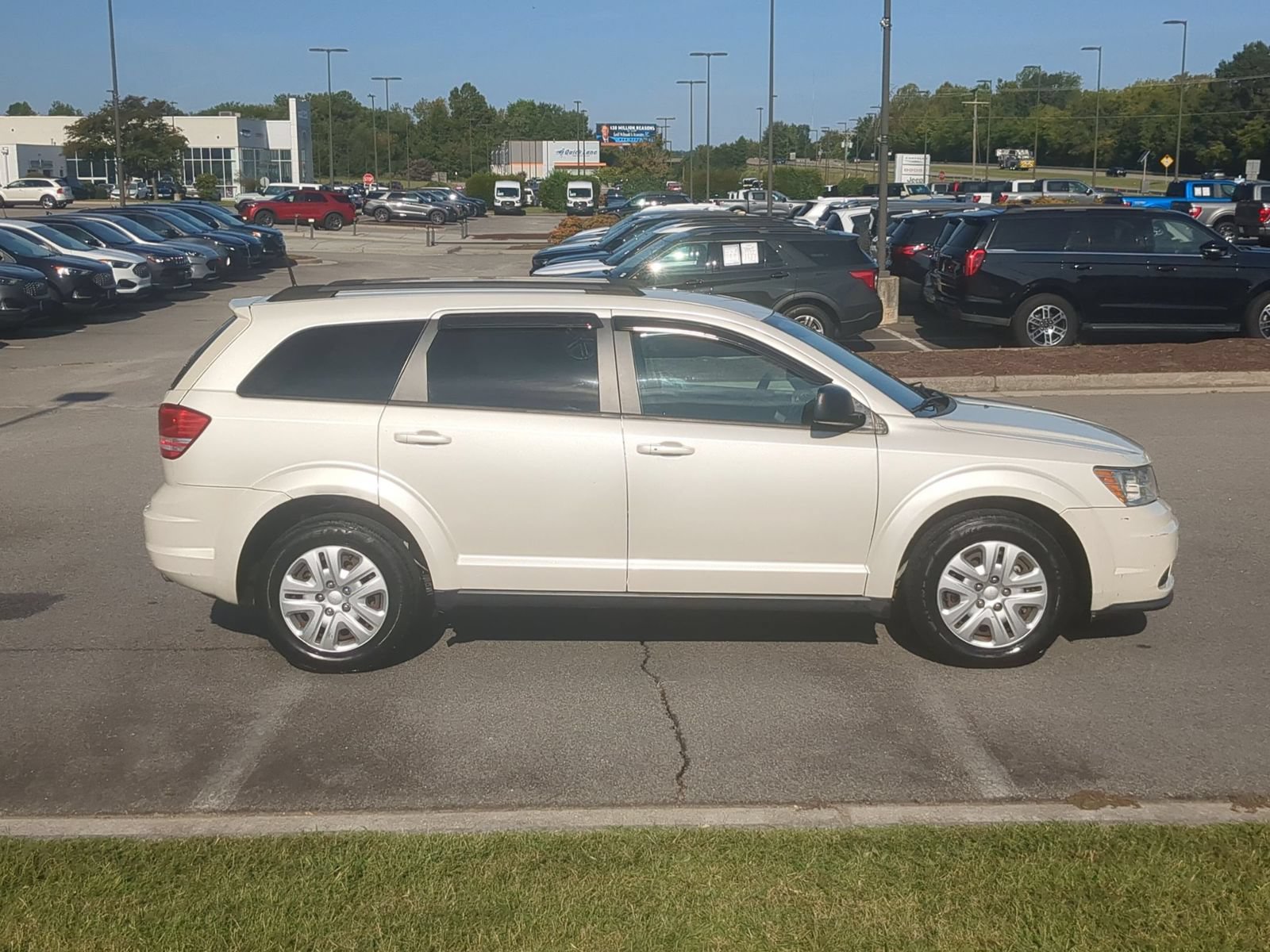 Used 2018 Dodge Journey SE FWD image 2