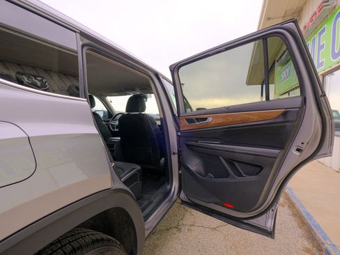 Used 2024 Volkswagen Atlas SE image 19