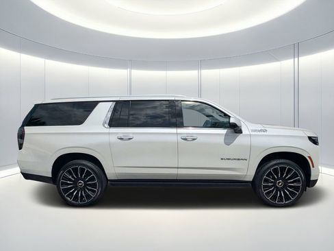 Used 2025 Chevrolet Suburban High Country AWD/4WD image 3