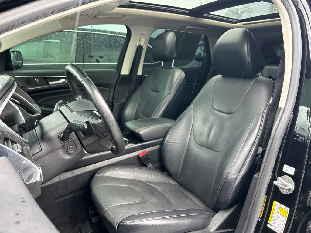 Used 2018 Ford Edge Titanium w/ Equipment Group 302A AWD/4WD image 17