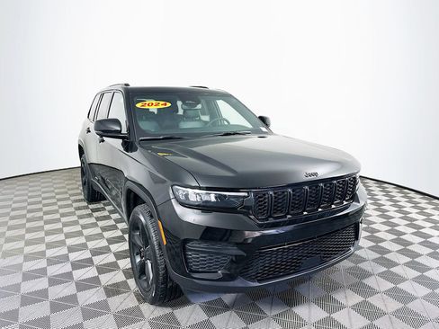 Certified 2024 Jeep Grand Cherokee Altitude image 2